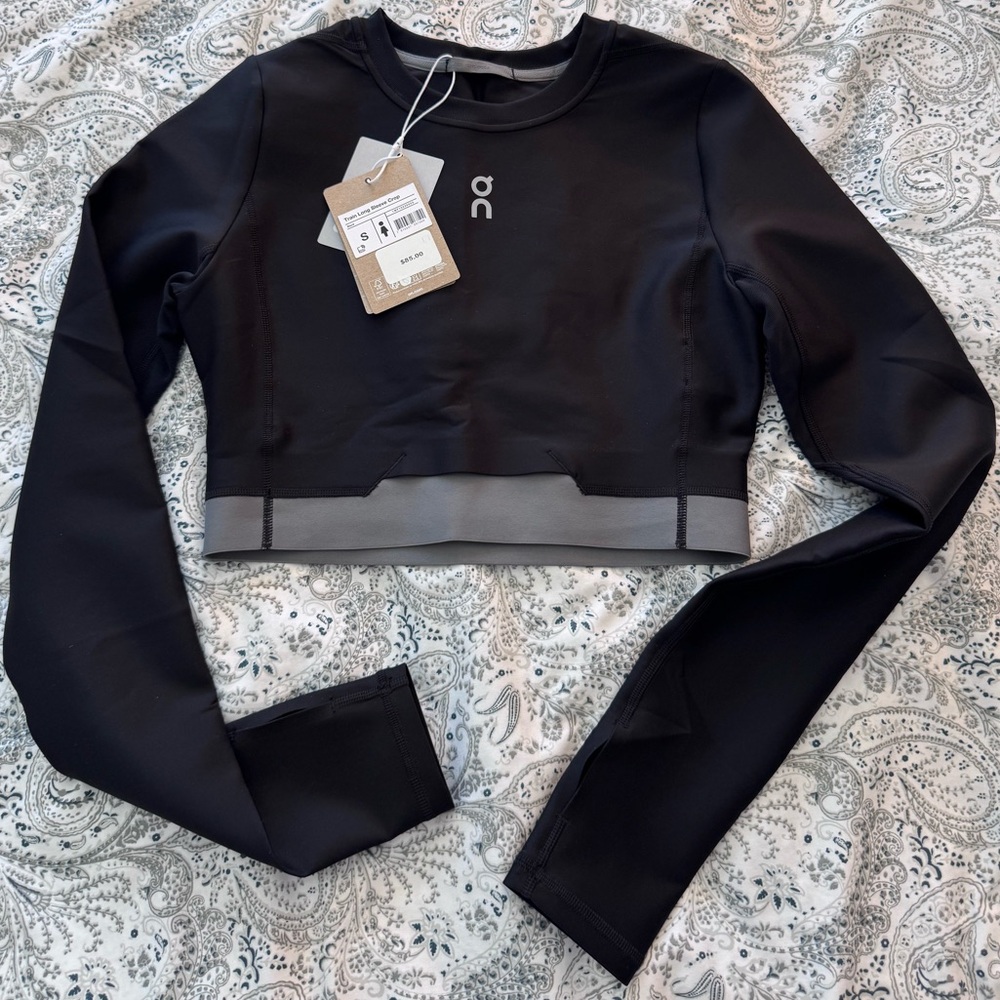 On Running Women's Black and Gray Long Sleeve Crop Top